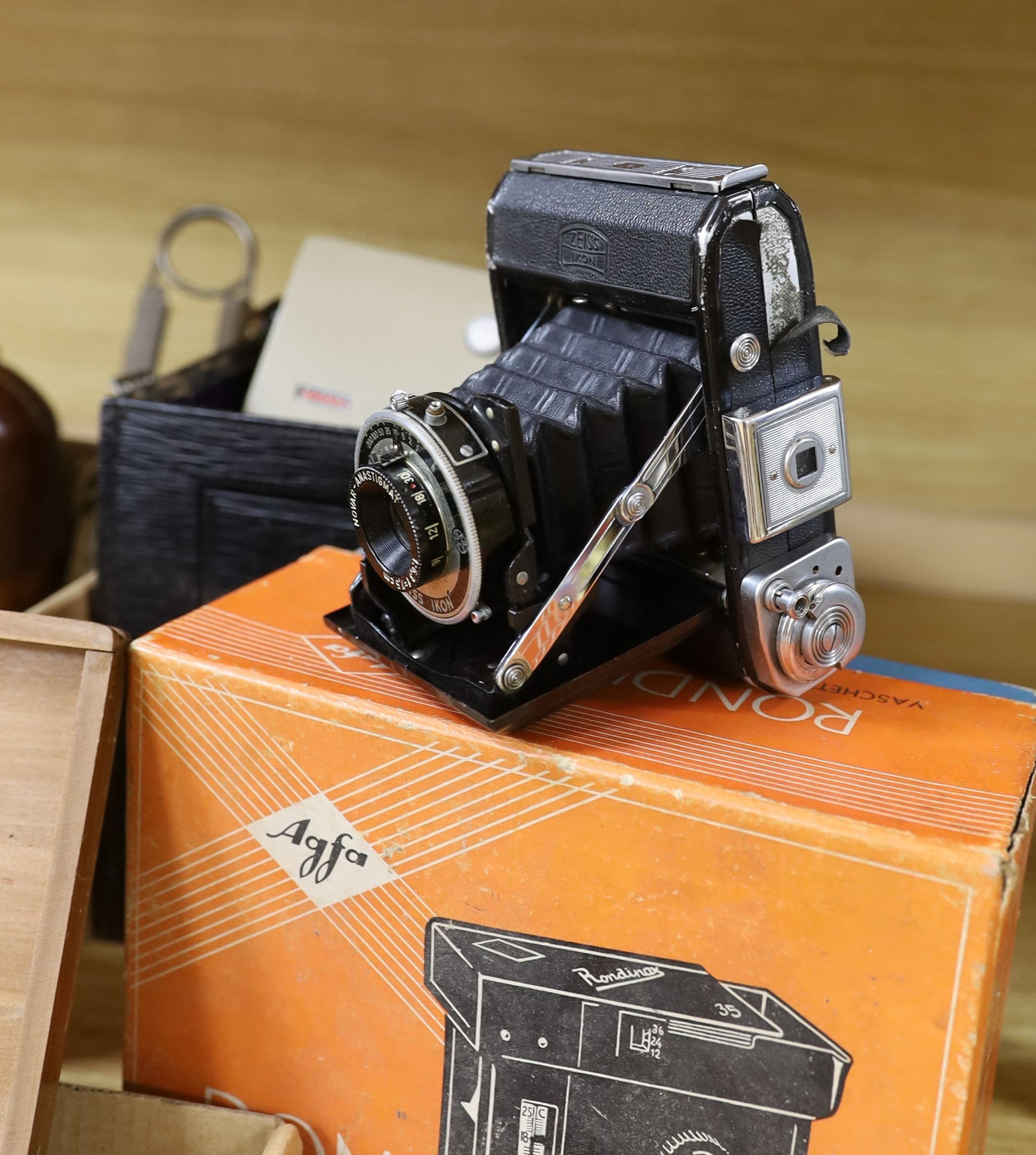 Mixed 20th century photographic equipment to include a cased Zeiss-Ikon Compur plate camera, a Zeiss-Ikon Klio, aKodak Retina iia, a Kodak colouring set, etc